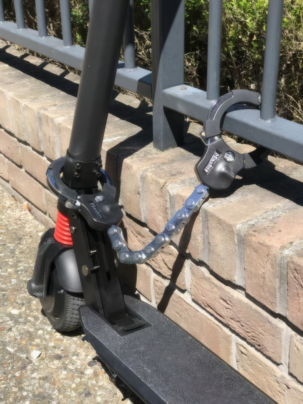 Menotte antivol attachée à une trottinette électrique