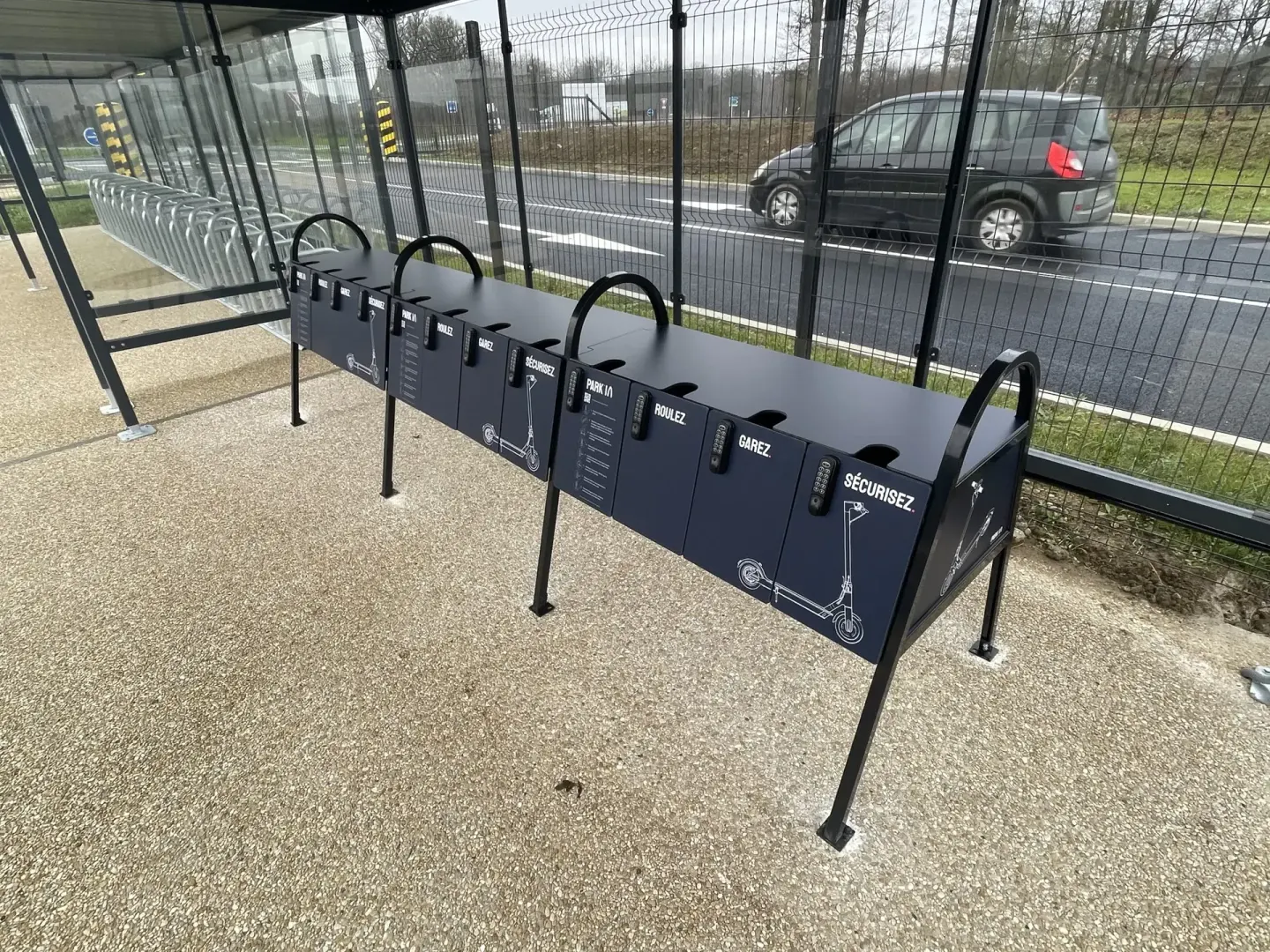 Stations Park'Easy installées sous un abri sur le site d'un acteur de la grande distribution