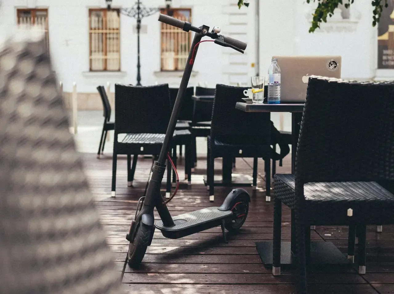 Trottinette électrique garée sur la terrasse d'un café