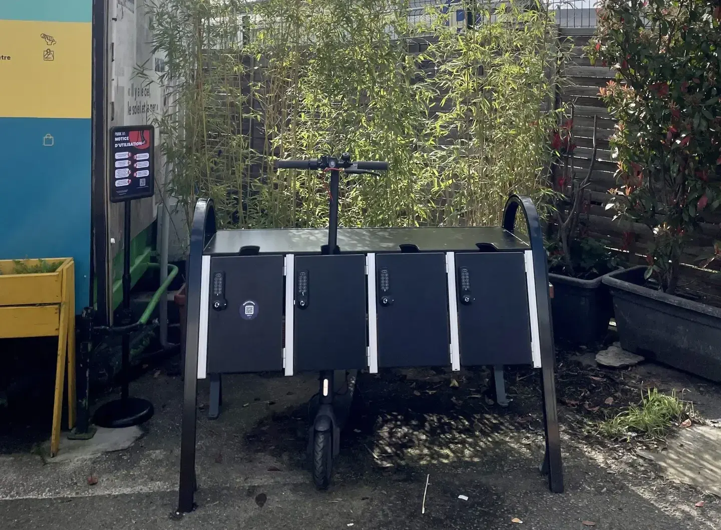 Prototype de rangement Park'In accueillant une trottinette électrique, en extérieur